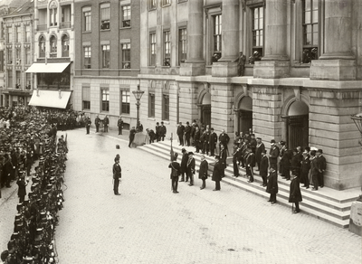 301077 Afbeelding van burgemeester dr. B. Reiger, loco-burgemeester Enklaar en de wethouders Van Dieren Bijvoet en ...